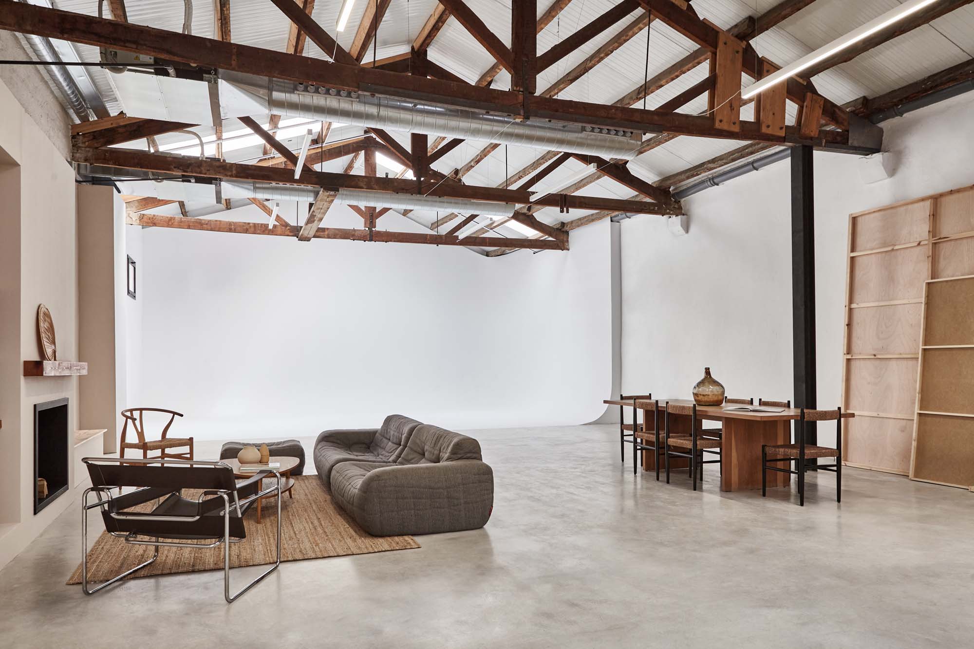 Multifunctional diaphanous warehouse