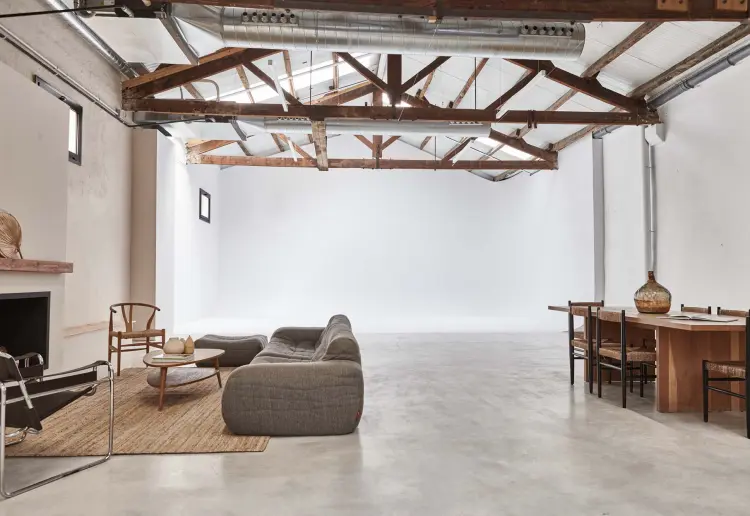 Multifunctional diaphanous warehouse