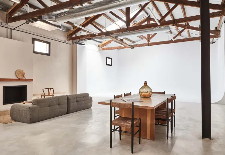 Multifunctional diaphanous warehouse
