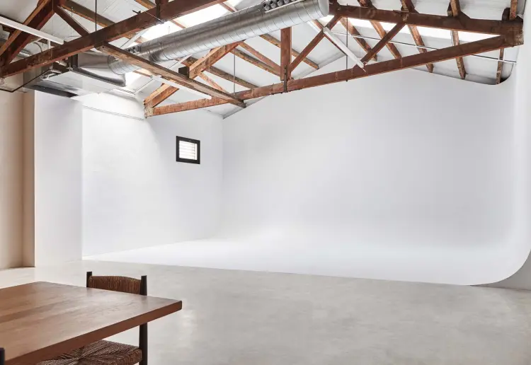 Multifunctional diaphanous warehouse
