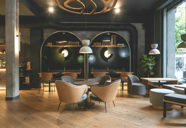 Coffee shop with an elegant and warm atmosphere in the heart of Barcelona.