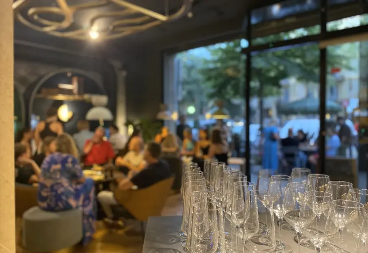 Coffee shop with an elegant and warm atmosphere in the heart of Barcelona.