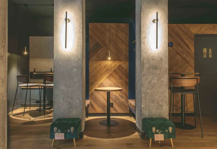 Coffee shop with an elegant and warm atmosphere in the heart of Barcelona.