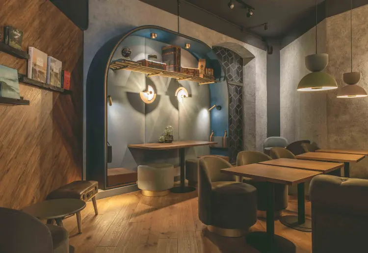 Coffee shop with an elegant and warm atmosphere in the heart of Barcelona.