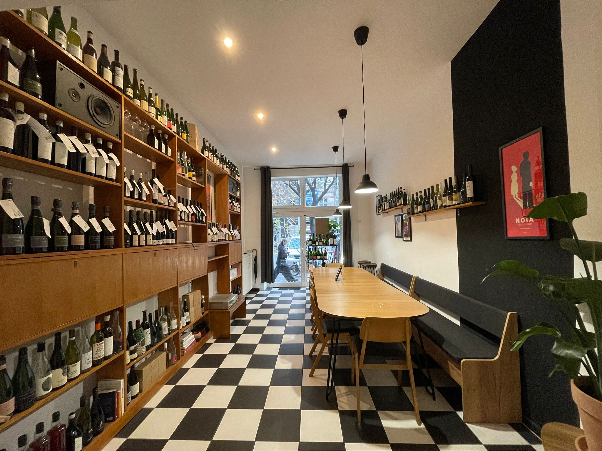 Wine Shop with kitchen and bathroom in prenzlauerberg