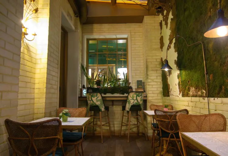 Bistrot francés con terraza en el barrio Salamanca al lado del Retiro