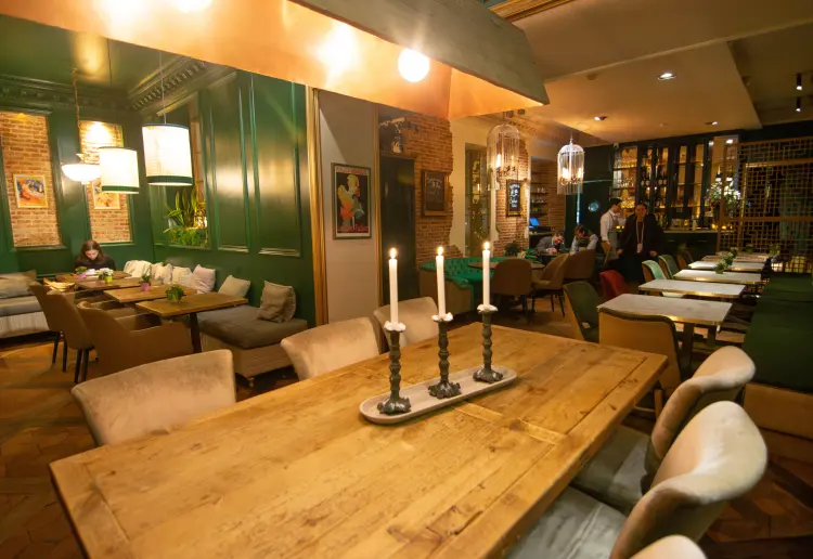 Bistrot francés con terraza en el barrio Salamanca al lado del Retiro