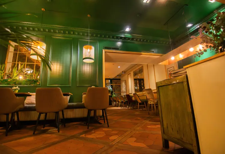 Bistrot francés con terraza en el barrio Salamanca al lado del Retiro