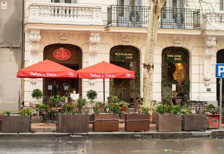 Bistrot francés con terraza en el barrio Salamanca al lado del Retiro