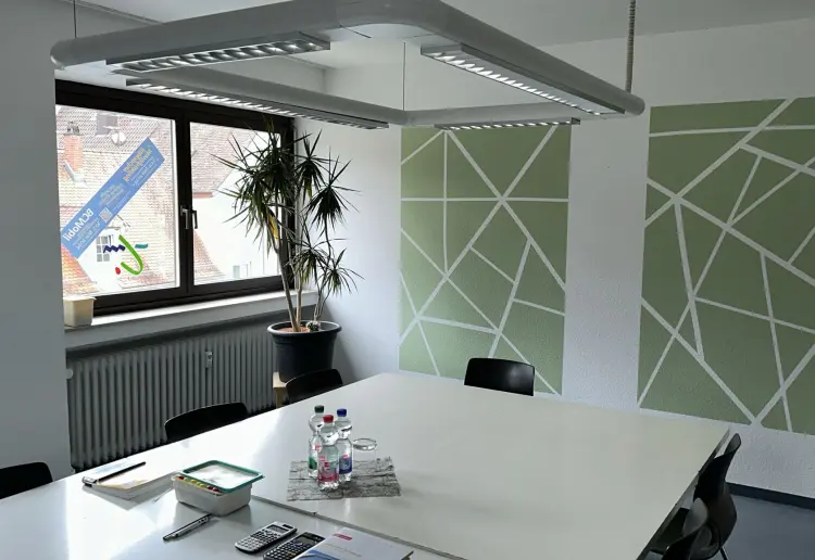 Grüne Oase der Kreativität: Ein Vielseitiger Raum für Schulungen und Meetings