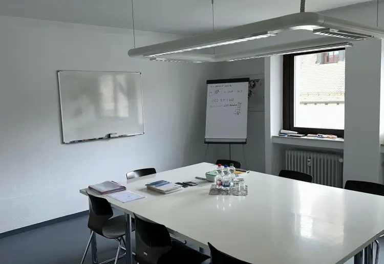 Grüne Oase der Kreativität: Ein Vielseitiger Raum für Schulungen und Meetings