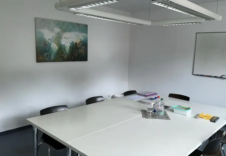 Grüne Oase der Kreativität: Ein Vielseitiger Raum für Schulungen und Meetings