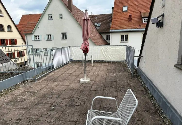 Grüne Oase der Kreativität: Ein Vielseitiger Raum für Schulungen und Meetings