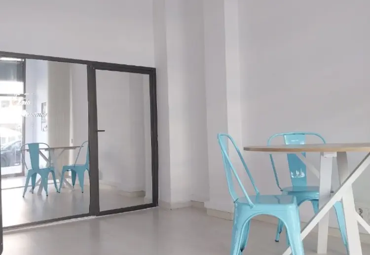 Sala polivalente de 35 m (escaparate + tienda + almacén)