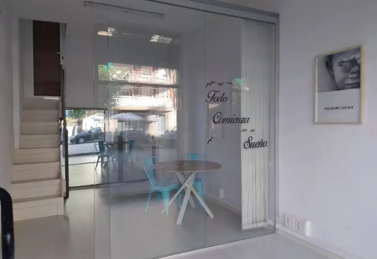 Sala polivalente de 35 m (escaparate + tienda + almacén)