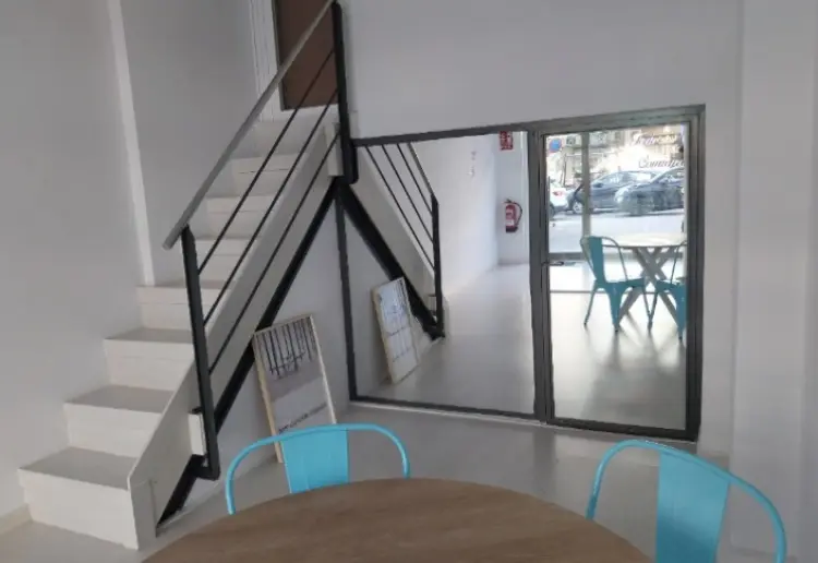 Sala polivalente de 35 m (escaparate + tienda + almacén)
