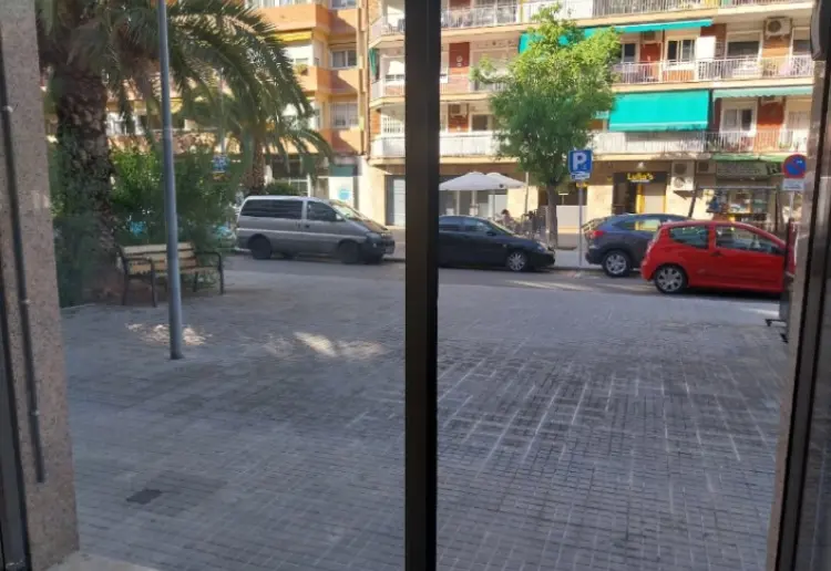 Sala polivalente de 35 m (escaparate + tienda + almacén)
