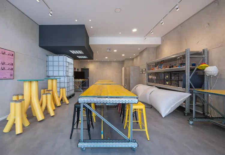 Innovativer Event- und Workshopraum im Industrie-Stil