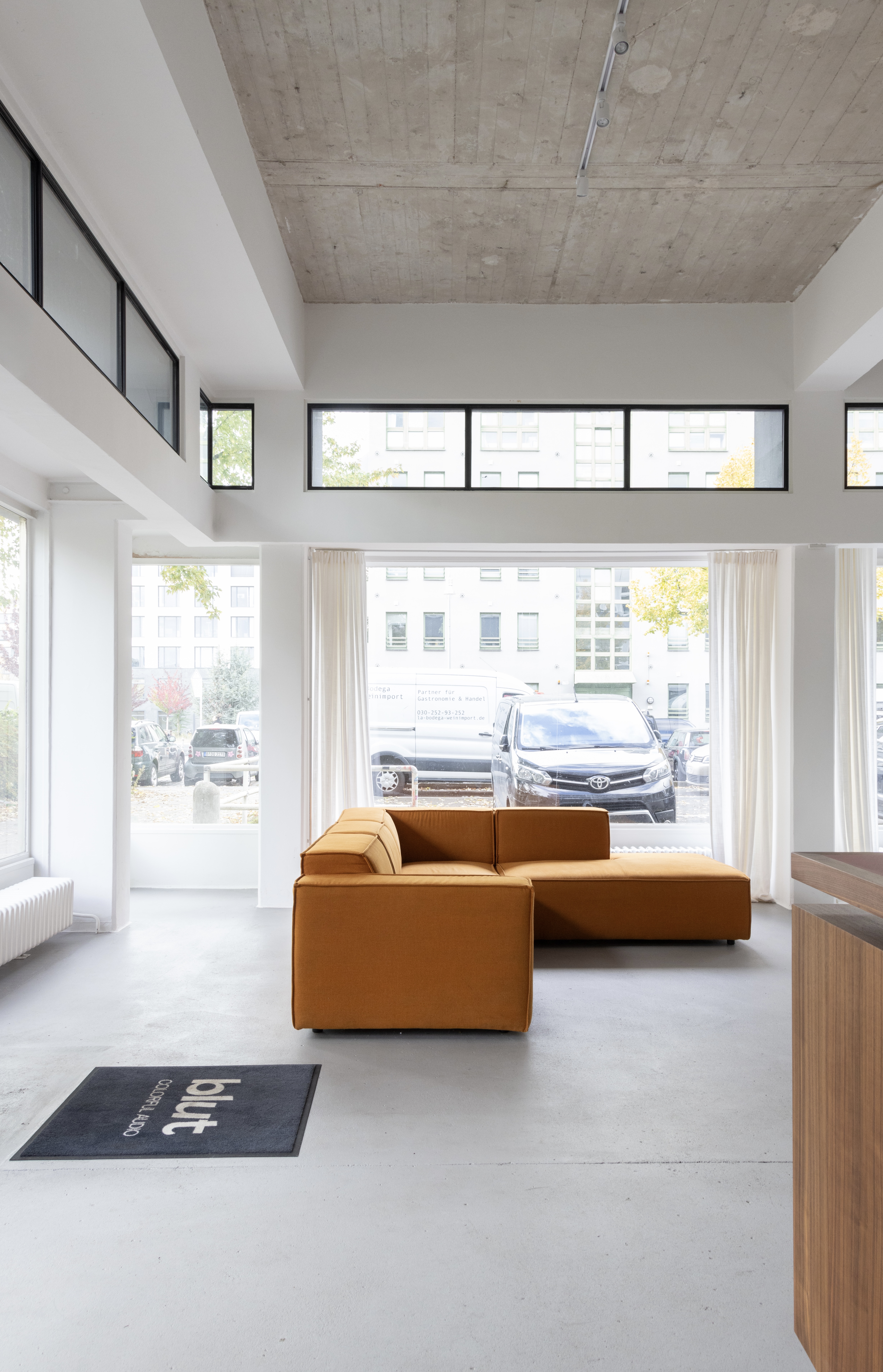 Airy, bright, open-floor space in Kreuzberg (DE & EN)