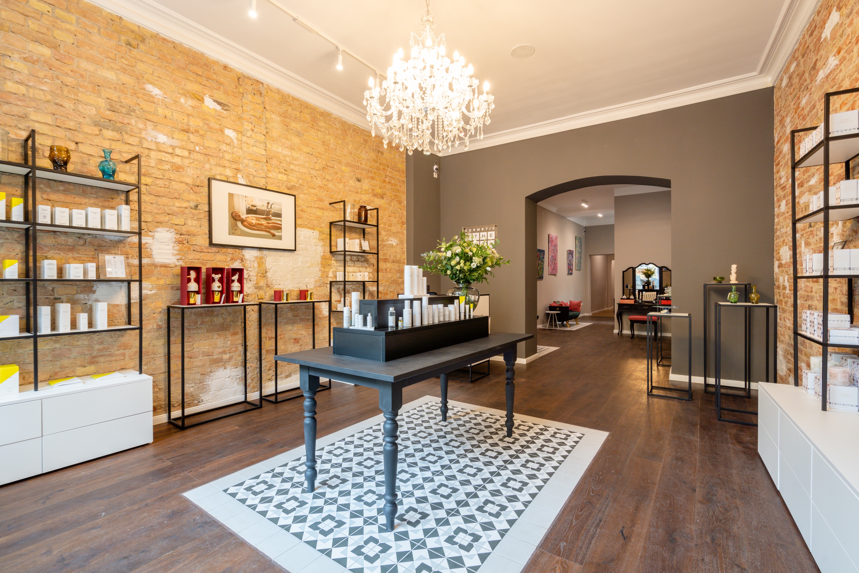 Exclusive Pop-Up Area | Retail Space | Gallery in a renowned cosmetic boutique