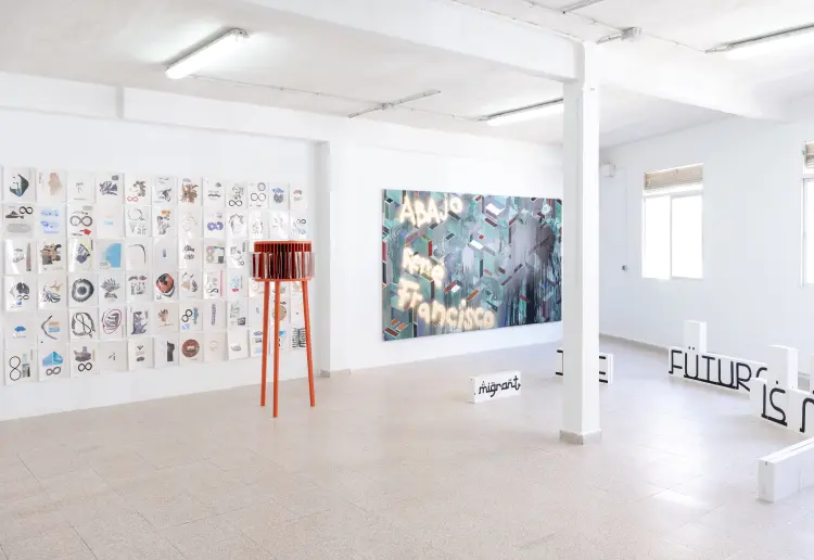 Sala luminosa tipo loft en galería de arte