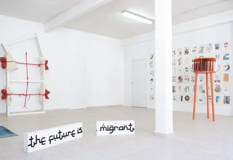Sala luminosa tipo loft en galería de arte
