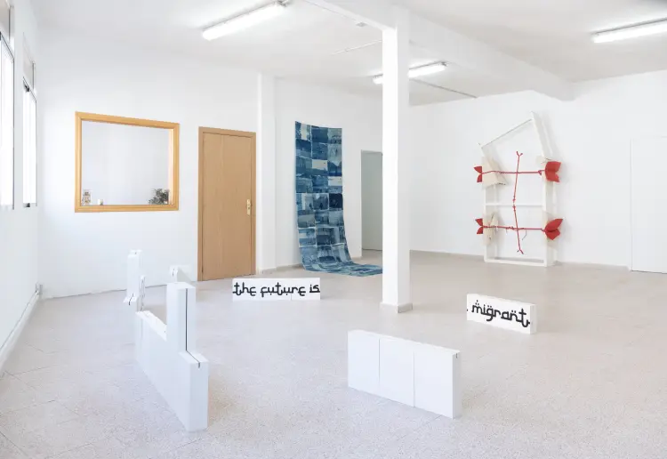 Sala luminosa tipo loft en galería de arte