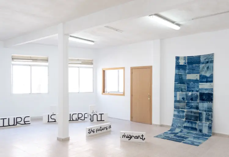Sala luminosa tipo loft en galería de arte