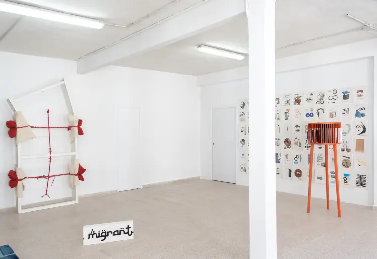 Sala luminosa tipo loft en galería de arte
