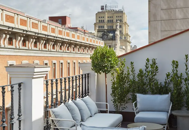 Exaspace: Ático de Lujo con Terraza en Sol