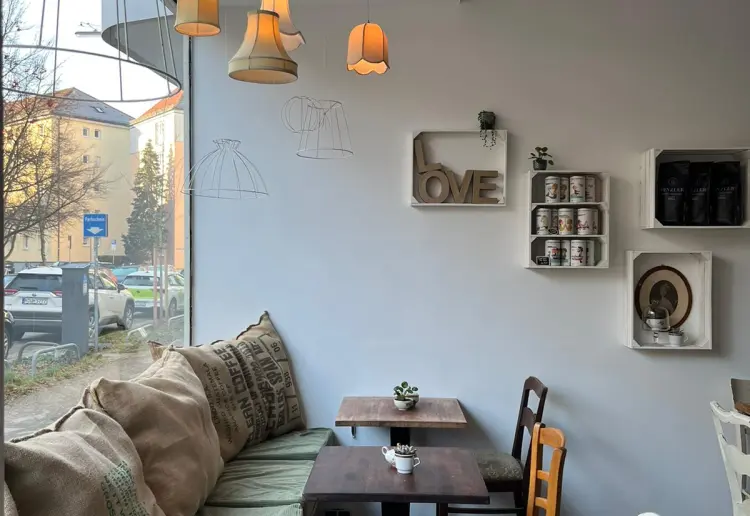 Gemütliche Café-Location für Events, Pop-Ups, Meetings. Flexibel, zentral, komplett ausgestattet.