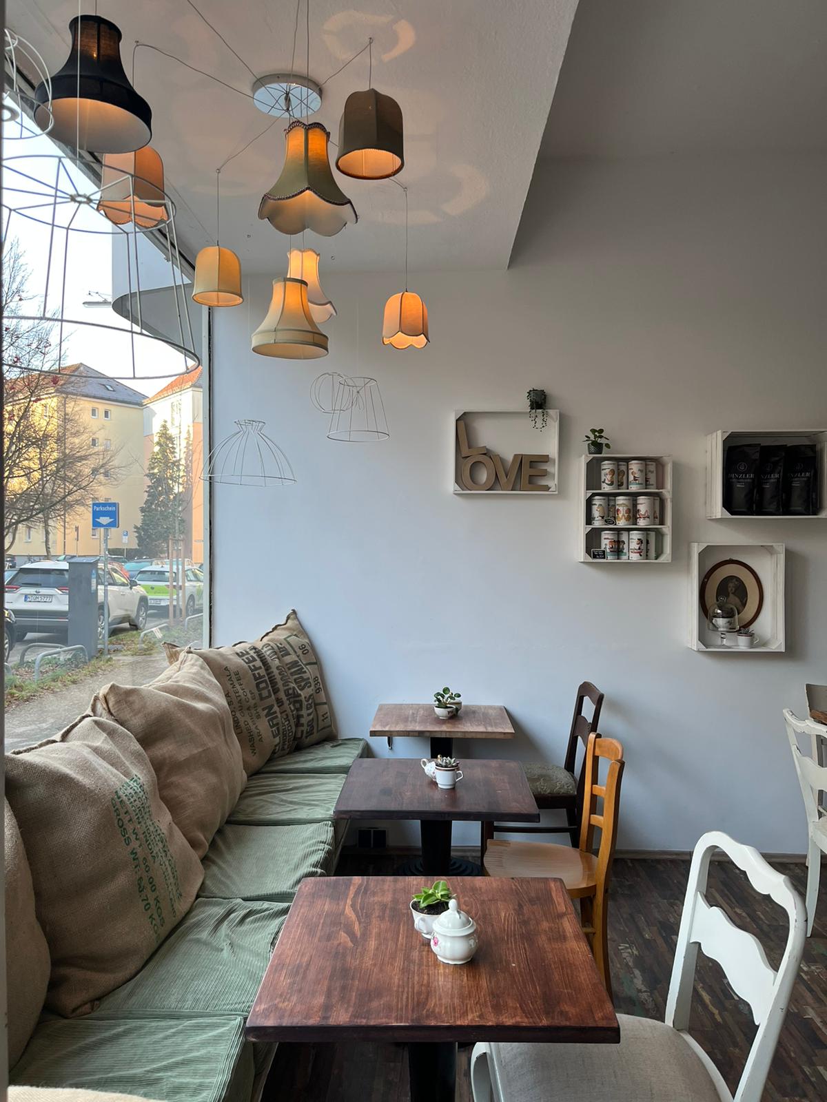 Gemütliche Café-Location für Events, Pop-Ups, Meetings. Flexibel, zentral, komplett ausgestattet.