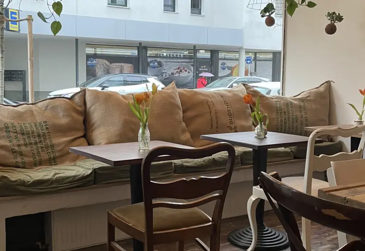 Gemütliche Café-Location für Events, Pop-Ups, Meetings. Flexibel, zentral, komplett ausgestattet.