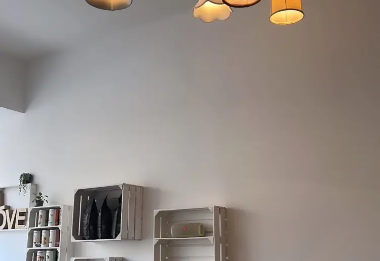 Gemütliche Café-Location für Events, Pop-Ups, Meetings. Flexibel, zentral, komplett ausgestattet.