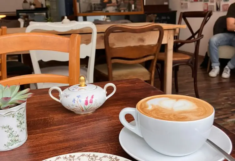 Gemütliche Café-Location für Events, Pop-Ups, Meetings. Flexibel, zentral, komplett ausgestattet.
