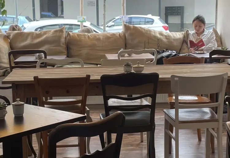 Gemütliche Café-Location für Events, Pop-Ups, Meetings. Flexibel, zentral, komplett ausgestattet.