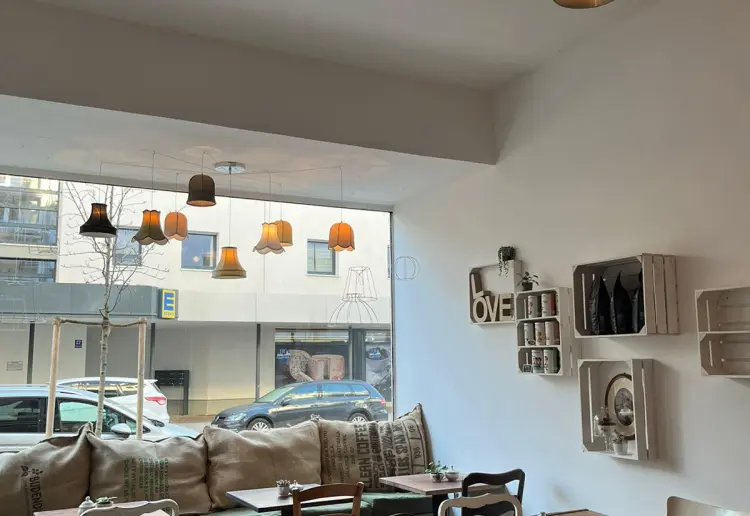 Gemütliche Café-Location für Events, Pop-Ups, Meetings. Flexibel, zentral, komplett ausgestattet.