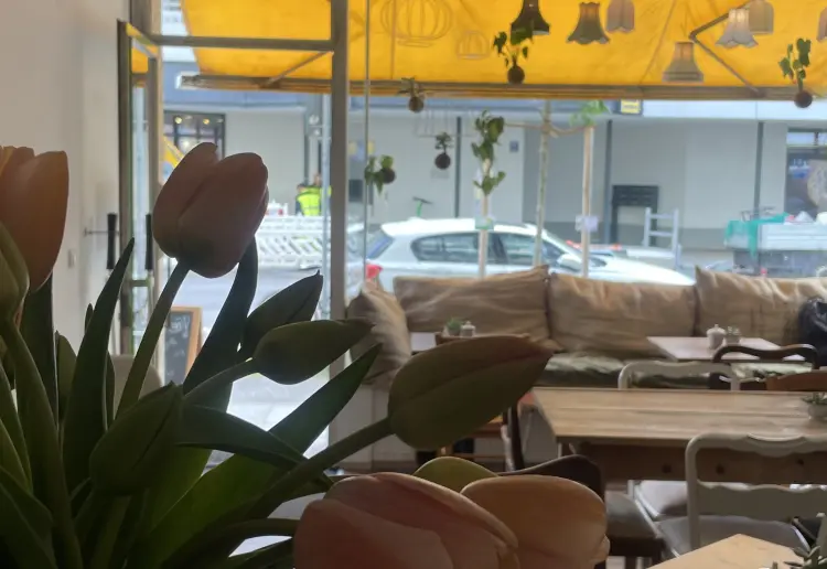 Gemütliche Café-Location für Events, Pop-Ups, Meetings. Flexibel, zentral, komplett ausgestattet.