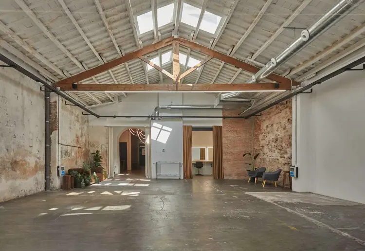 Warehouse with Character and Elegance in the Center of BCN