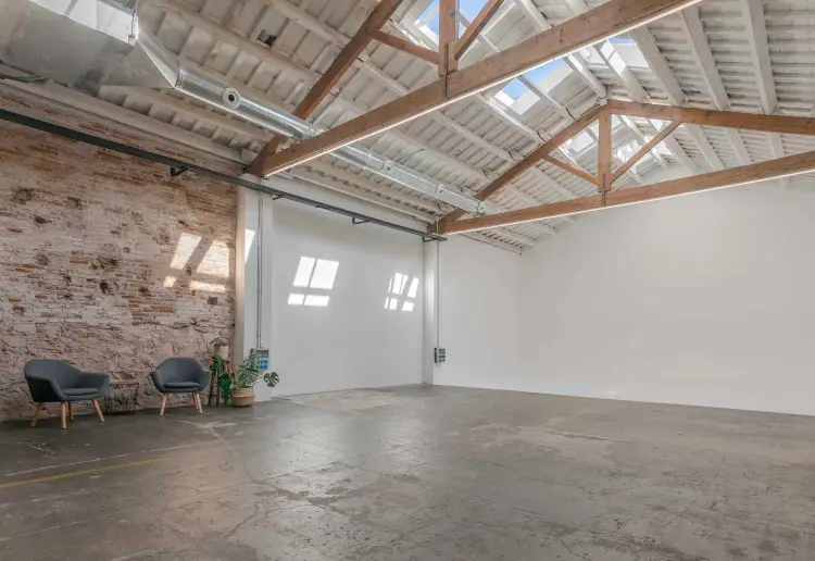 Warehouse with Character and Elegance in the Center of BCN