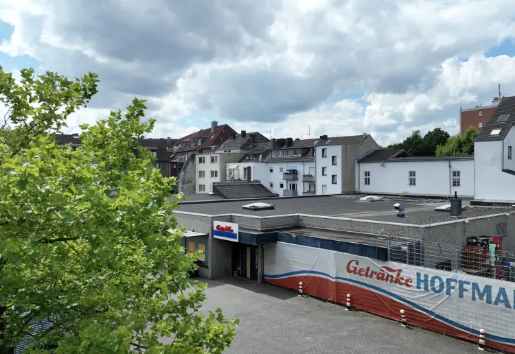 Einzelhandelsfläche mit 120 Parkplätzen