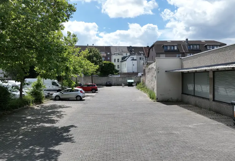 Einzelhandelsfläche mit 120 Parkplätzen