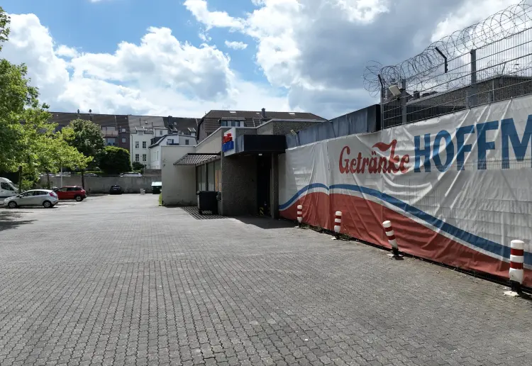 Einzelhandelsfläche mit 120 Parkplätzen