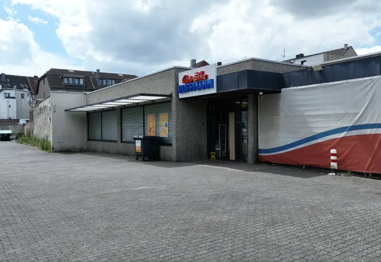 Einzelhandelsfläche mit 120 Parkplätzen