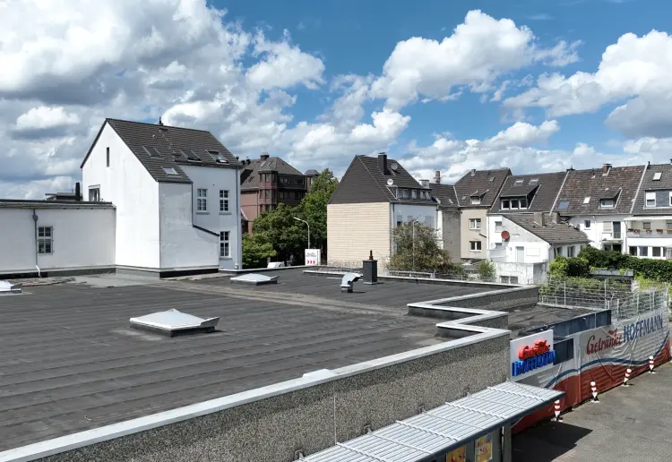 Einzelhandelsfläche mit 120 Parkplätzen