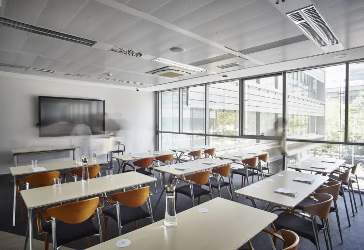 Sala de reuniones corporativa (44 pax)