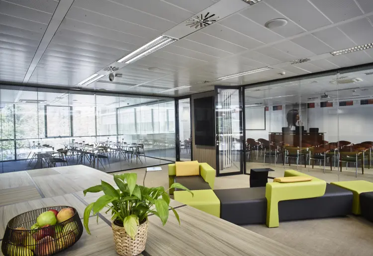 Sala de reuniones corporativa (44 pax)