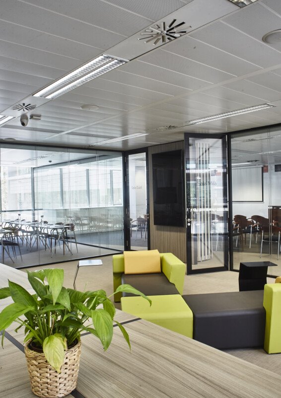 Sala de reuniones corporativa (90pax)