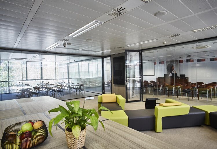 Sala de reuniones corporativa (90pax)
