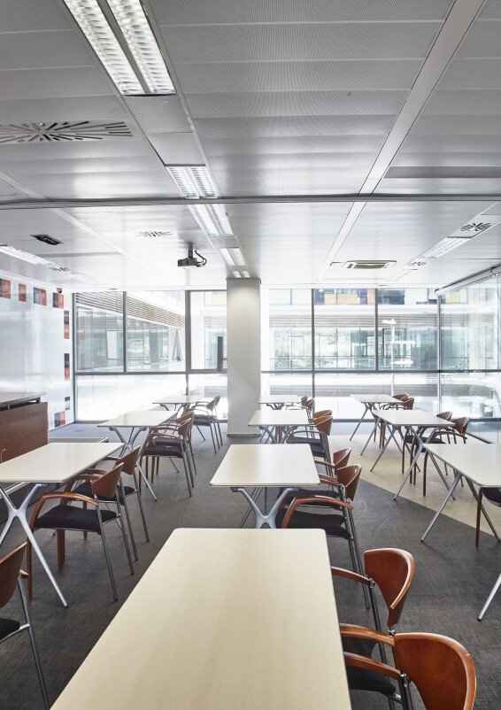 Sala de reuniones corporativa (90pax)